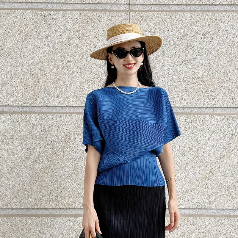YUDX Blusa plisada Miyake de manga corta asimétrica en azul cian vibrante, blusa informal moderna y elegante para mujer con dobladillo irregular