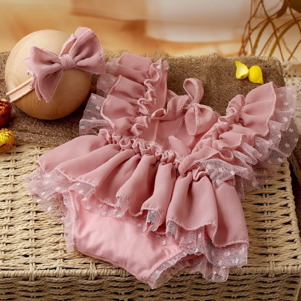 macacao-de-chiffon-rosa-empoeirado-com-detalhes-em-renda-e-faixa-de-cabelo-com-laco-para-recem-nascidos-roupa-para-fotografia-de-bebes
