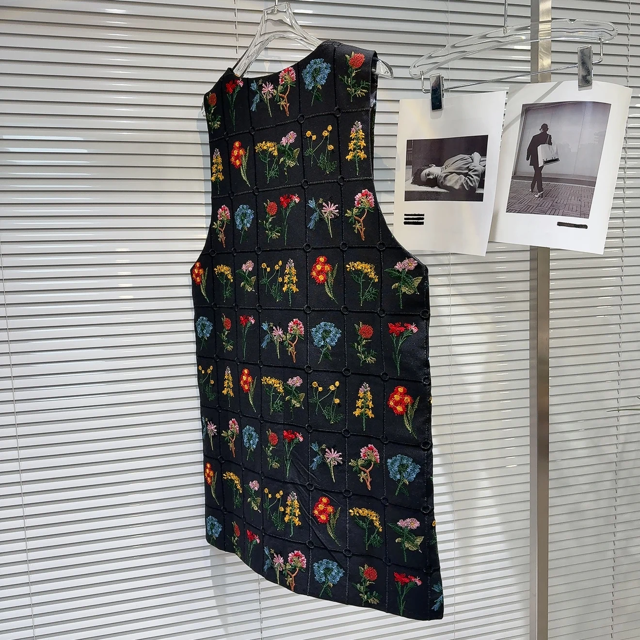 2025 sommer Neue V-ausschnitt Retro Bunte Blume Gestickte Design Weste Kleid für Frauen Schwarz Ärmellose Lose Vintage Kleid