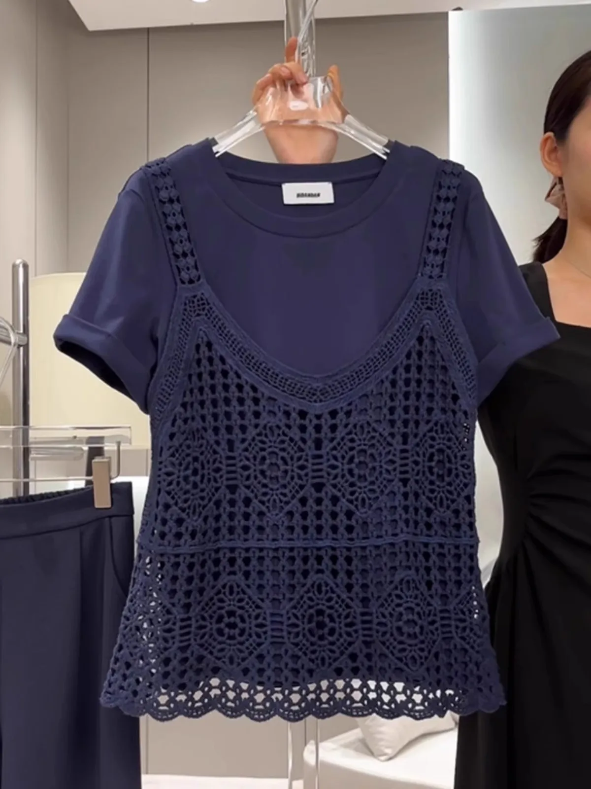 

Модный комплект из двух предметов: вязаная футболка с круглым вырезом и ажурным жилетом. Новинка лета для женщин, повседневная одежда.