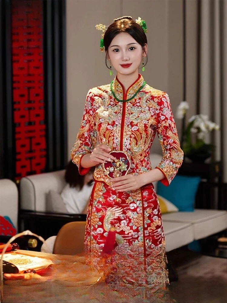 

The dragon and phoenix wedding dress bride's new Chinese-style toasting of Huang Heavy Industry for ceremony