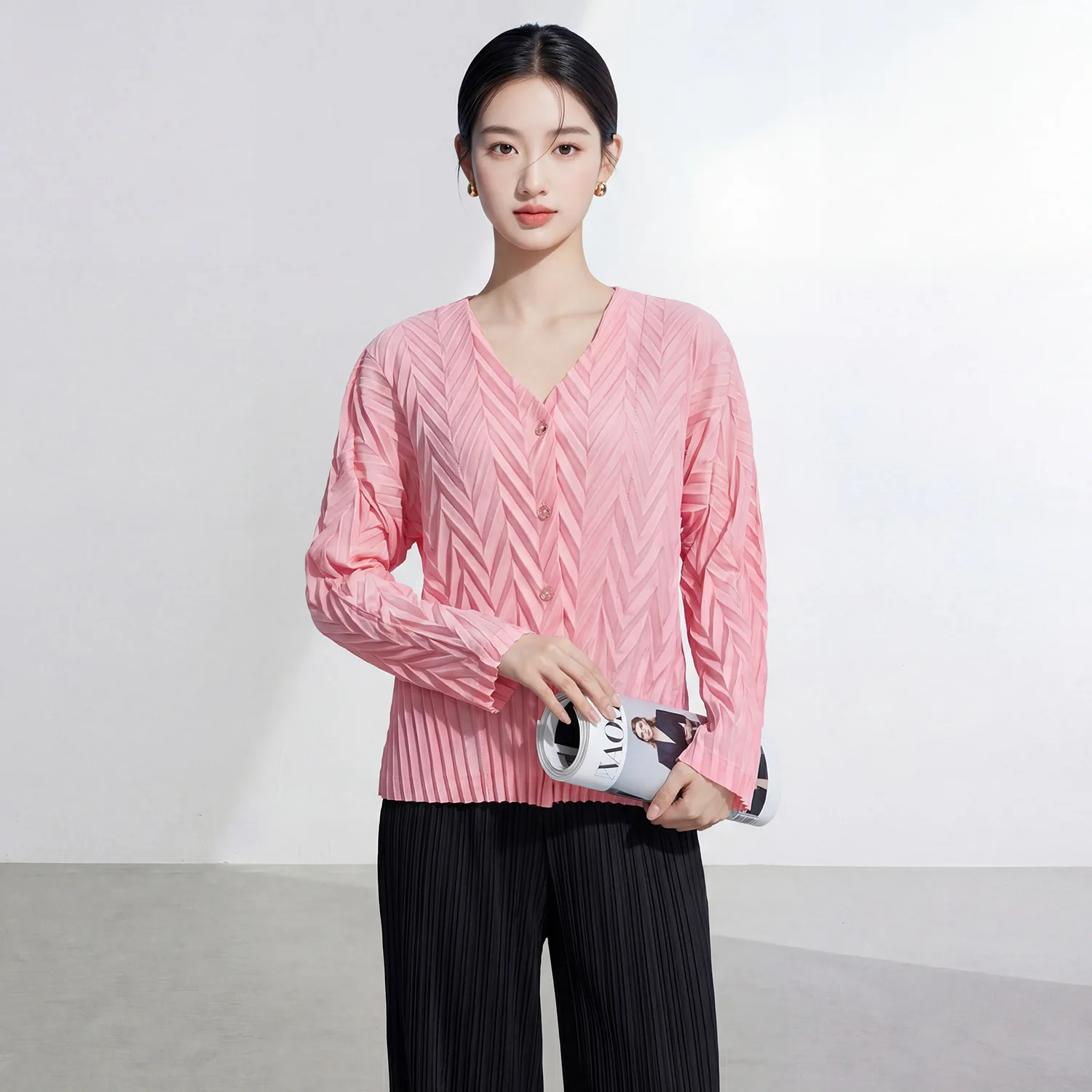 

Miyake Solid Color Women's Cardigan V-neck Long Sleeve 3D Textured Single-button Pleated Black Top 2026 Spring New 2DB6964