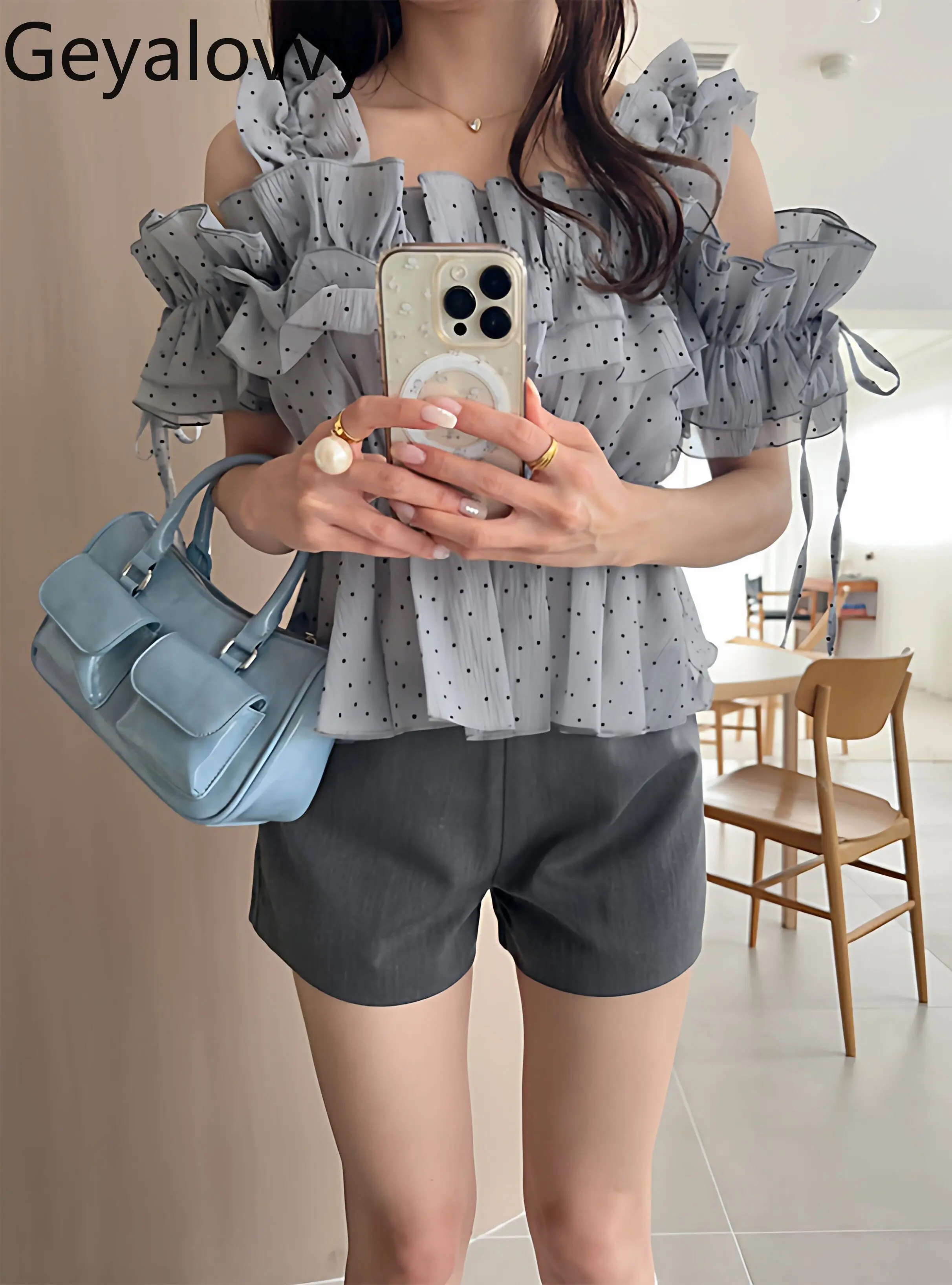 

Новинка 2026: Летняя универсальная блузка в японском стиле с плиссированными бантиками, открытыми плечами, эластичной талией и коротким рукавом в горошек