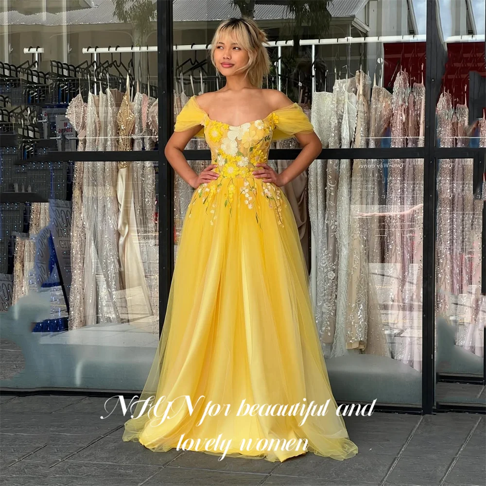 

NFYN Желтое платье для выпускного вечера из тюля с открытыми плечами и цветочной аппликацией Вечерние платья трапециевидной формы для официального мероприятия по индивидуальному заказу