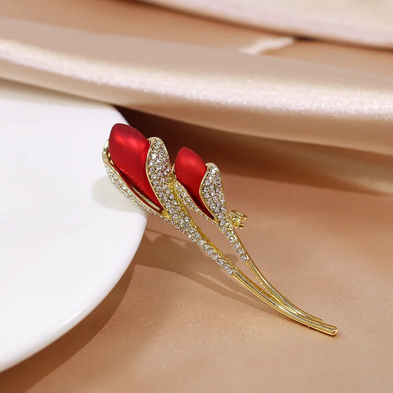Fashion Red Enamel Rose Brooches For Women Men Classic Elegant Rhinestone Tulip Flower Brooch Lapel Pins Party Jewelry Lady Gift