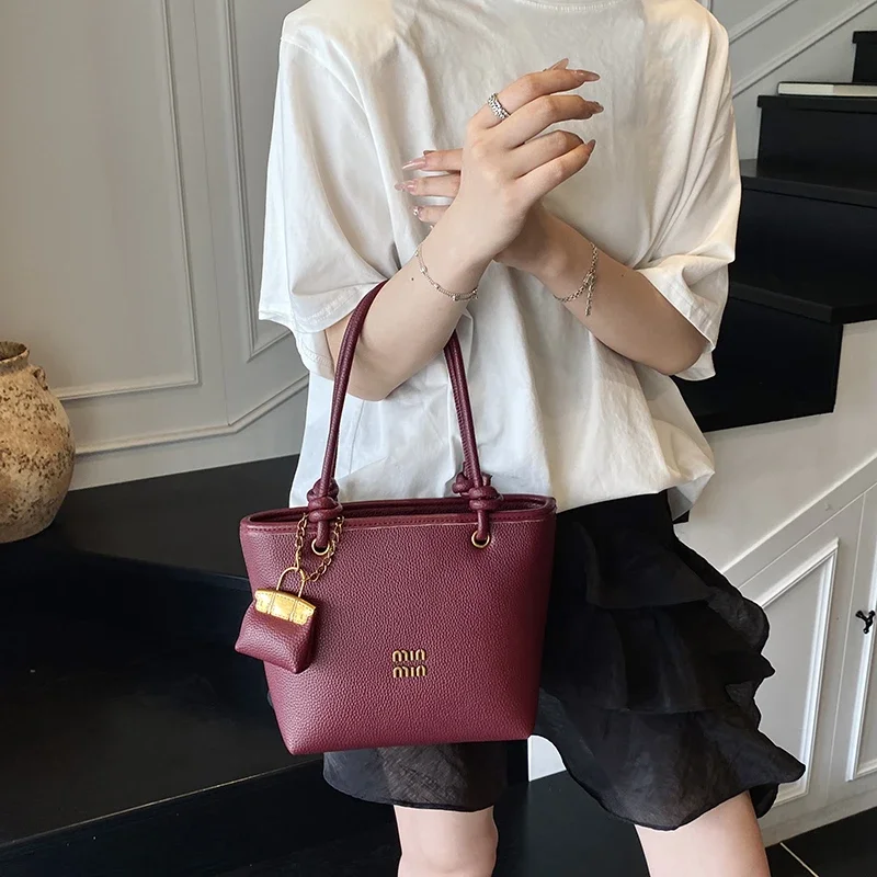 

Elegant Women's Leather Fashion Classic Shoulder Tote Bag Luxury Designer Crossbody Handbag For Modern Routine Wear