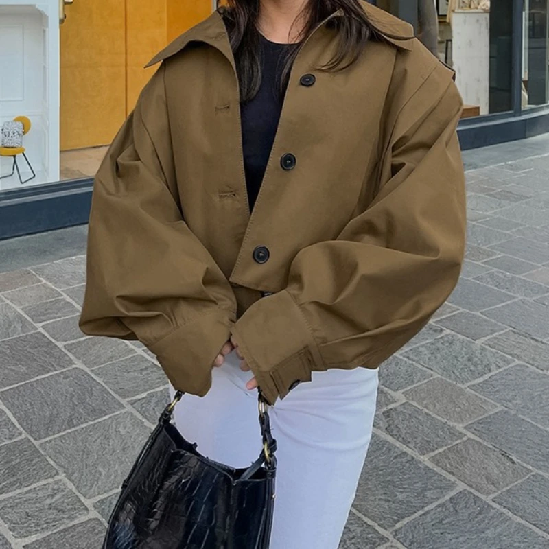 سترة بياقة كاكي بتصميم بسيط وأنيق بصدر واحد، معطف واق من المطر جديد لموسم أزياء خريف 2025.