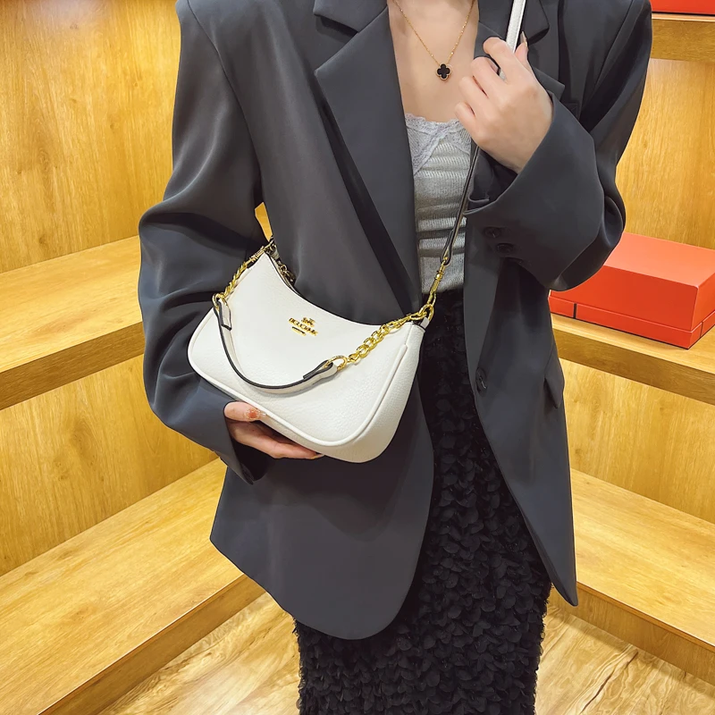 

Elegant Vintage Leather Crossbody Bag for Women Stylish Minimalist Design Luxury Retro Textured Tote with Large Capacity