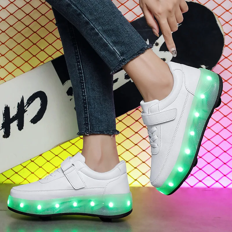 Chaussures à roulettes LED à quatre roues pour enfants, patins en cuir PU pour enfants, baskets de sport décontractées pour garçons, filles et femmes, taille 30-40, mode