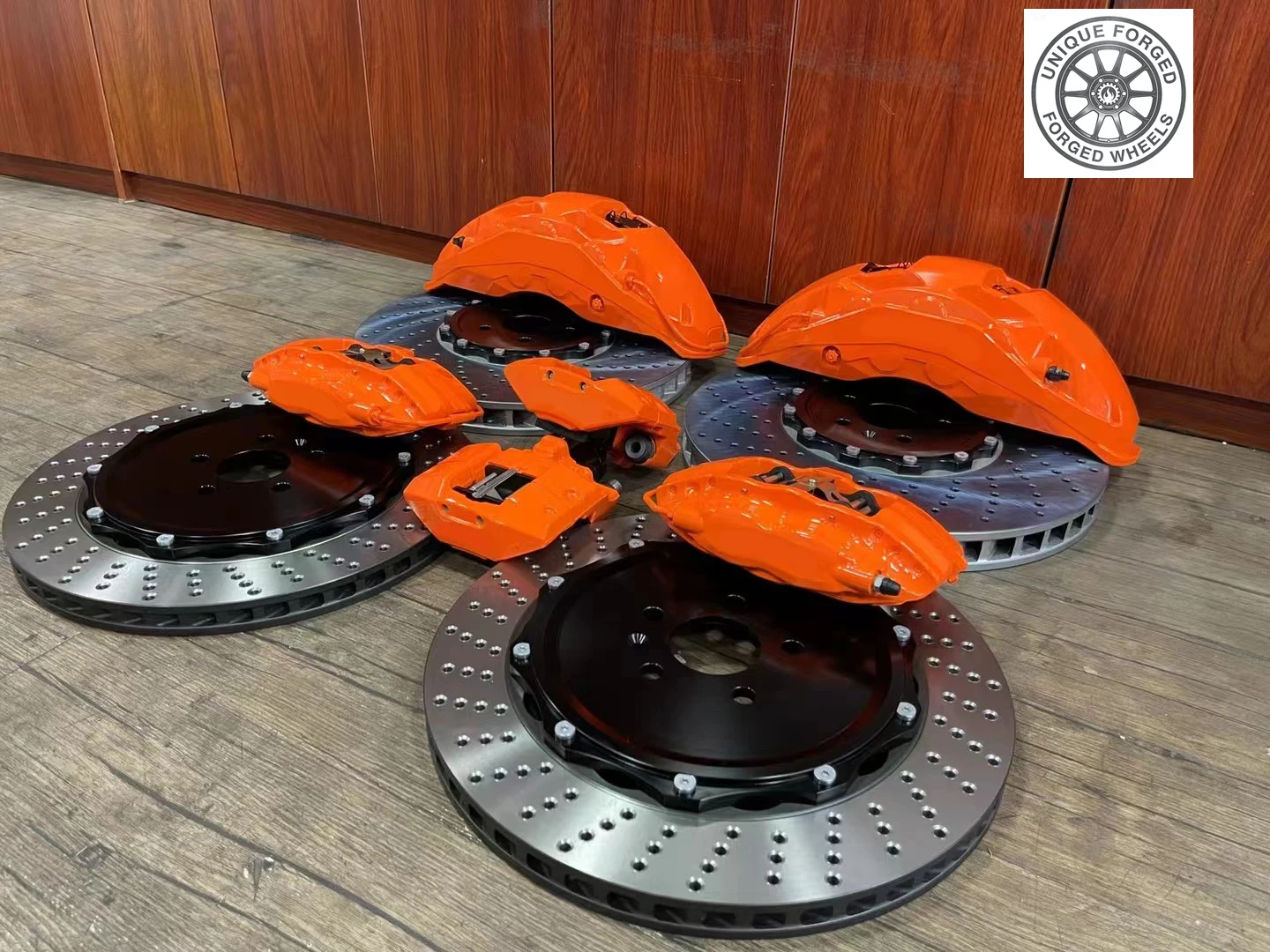 

26-ти поршневые тормозные суппорты (передние 10-поршневые, задние 4-поршневые) с диаметром цилиндра 440 мм, перфорированные, для 001, настраиваемый цвет