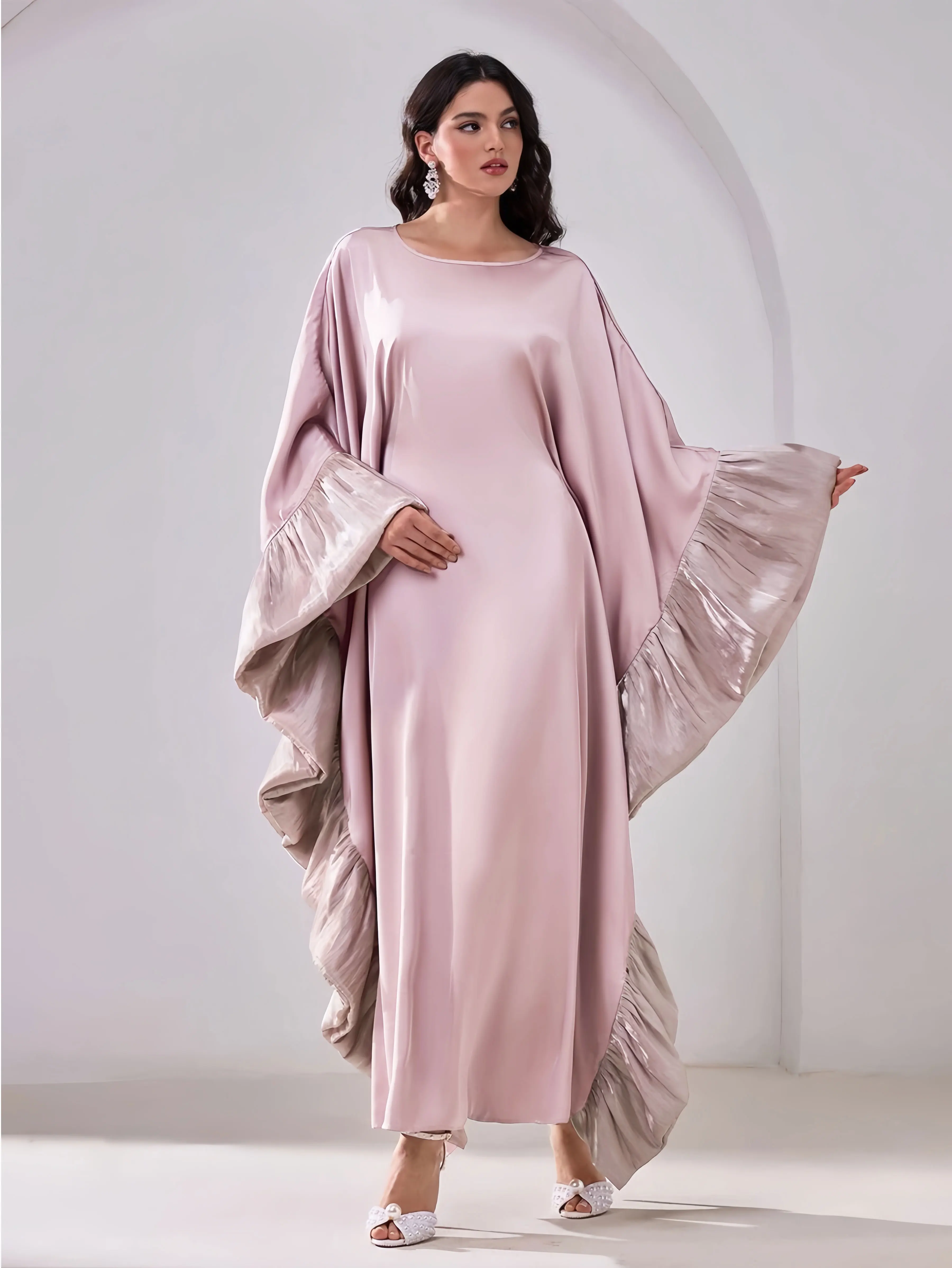 Dubai moslim dames roze satijnen abaya met gegolfde elegante lengte kledingstuk bescheidenheid en high fashion flair voor speciale gelegenheden