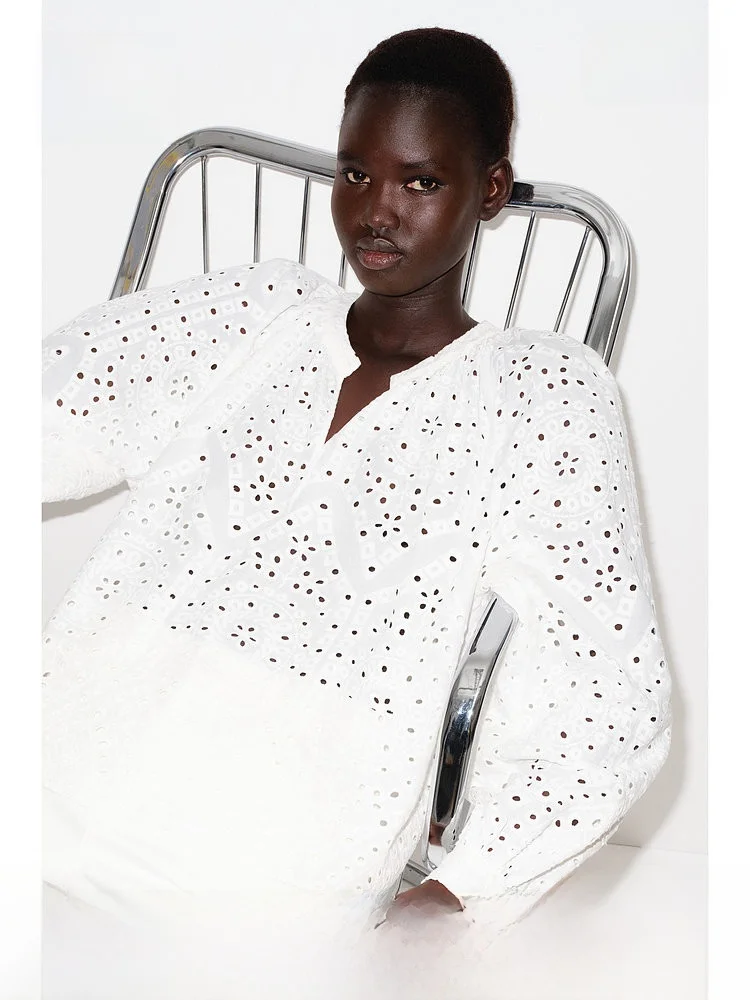 

Женская рубашка H&M, весенняя, с V-образным вырезом, ажурной вышивкой, вставками на плечах, длинными рукавами, свободного кроя, повседневный стиль, 100% хлопок