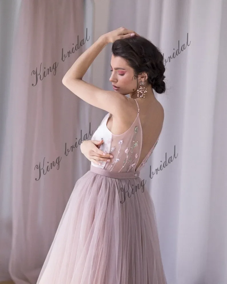 Gaun Pengantin Non-tradisional Gaun Pengantin Perona Pucat dengan Bunga Berwarna Gaun Pengantin Tulle Berlapis Punggung Halter Manik-manik Kerah V