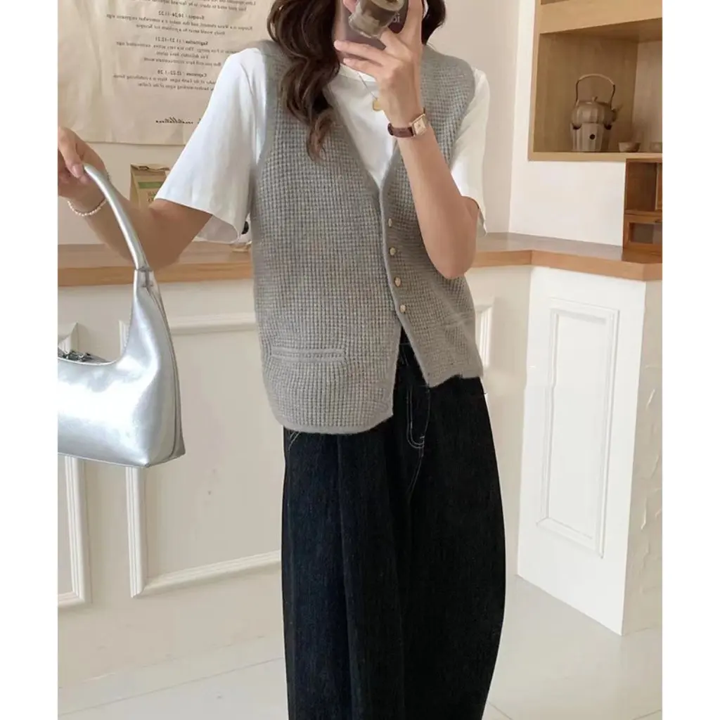 

Women's Korean Style Knitted Vest Early Autumn French Style Retro V-neck Elegant Sleeveless Top