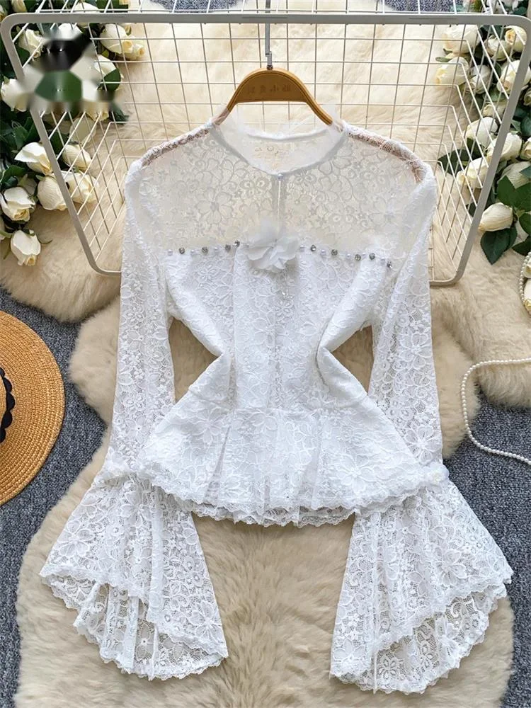 เสื้อเชิ้ตผู้หญิงแขนยาวทรงบานไม่สมมาตร คอทรงโอ ประดับลูกปัดหรูหรา ผ้าซีทรูลายดอกไม้ 3 มิติ เซ็กซี่  ผ้าลูกไม้ทรงเข้ารูป สวยสง่า