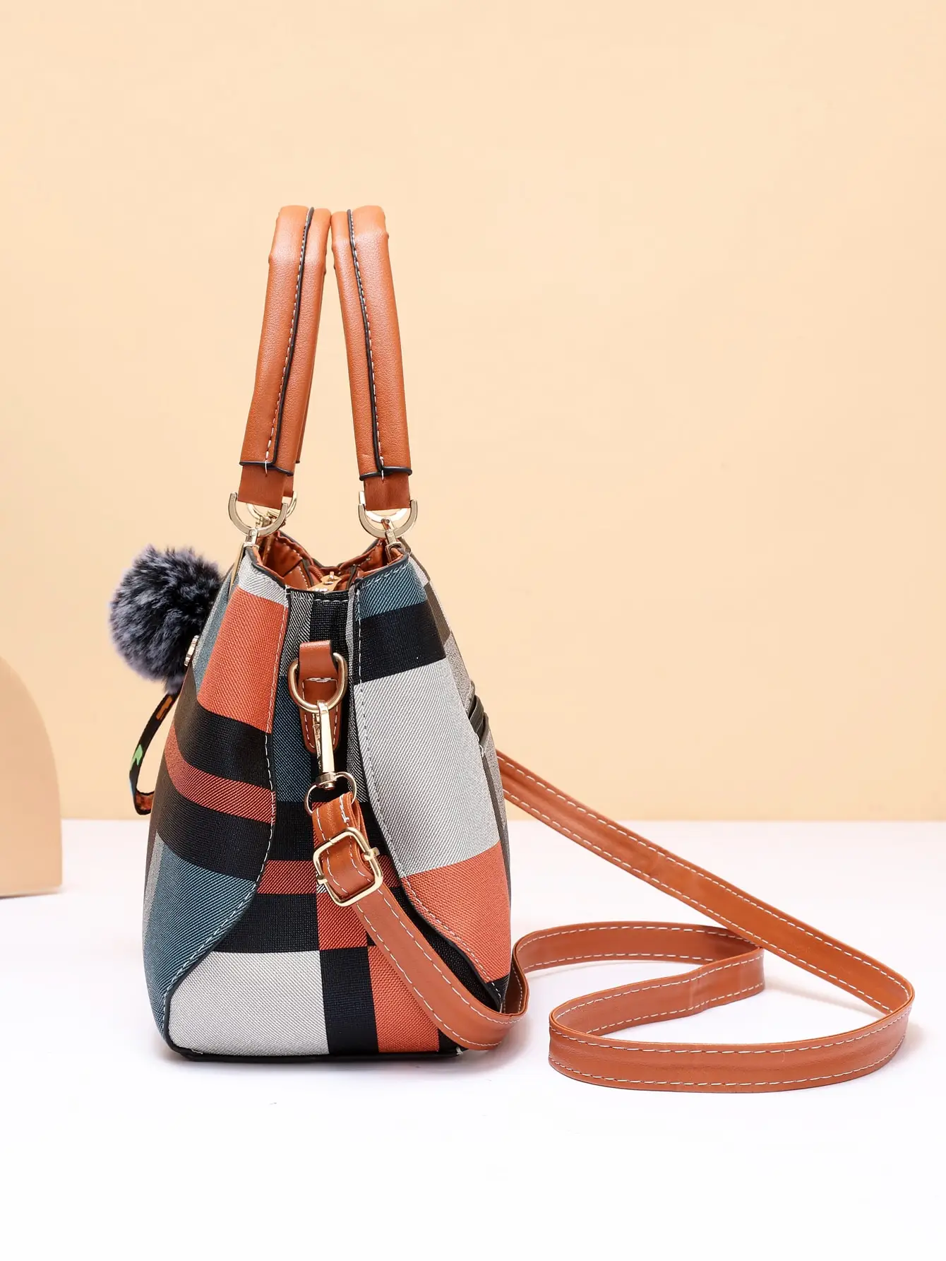 กระเป๋าถือลายสก๊อตกระเป๋าสะพายข้างตกแต่งปอมปอมปอมกระเป๋ามือจับด้านบนสำหรับผู้หญิงสำหรับทำงาน