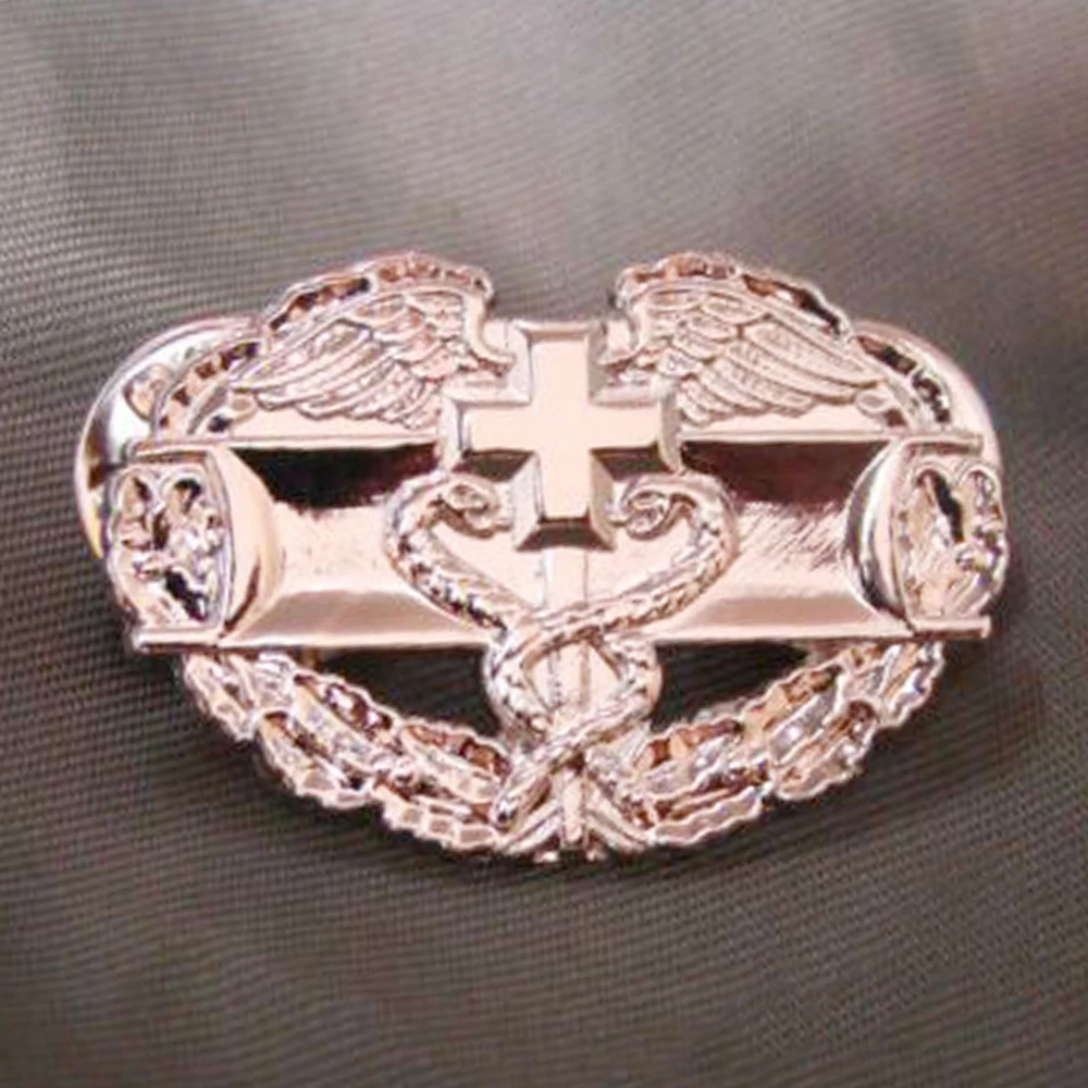 Broche de metal para combate do exército dos EUA, medicamento médico, primeiro prêmio, asas, boné cruzado
