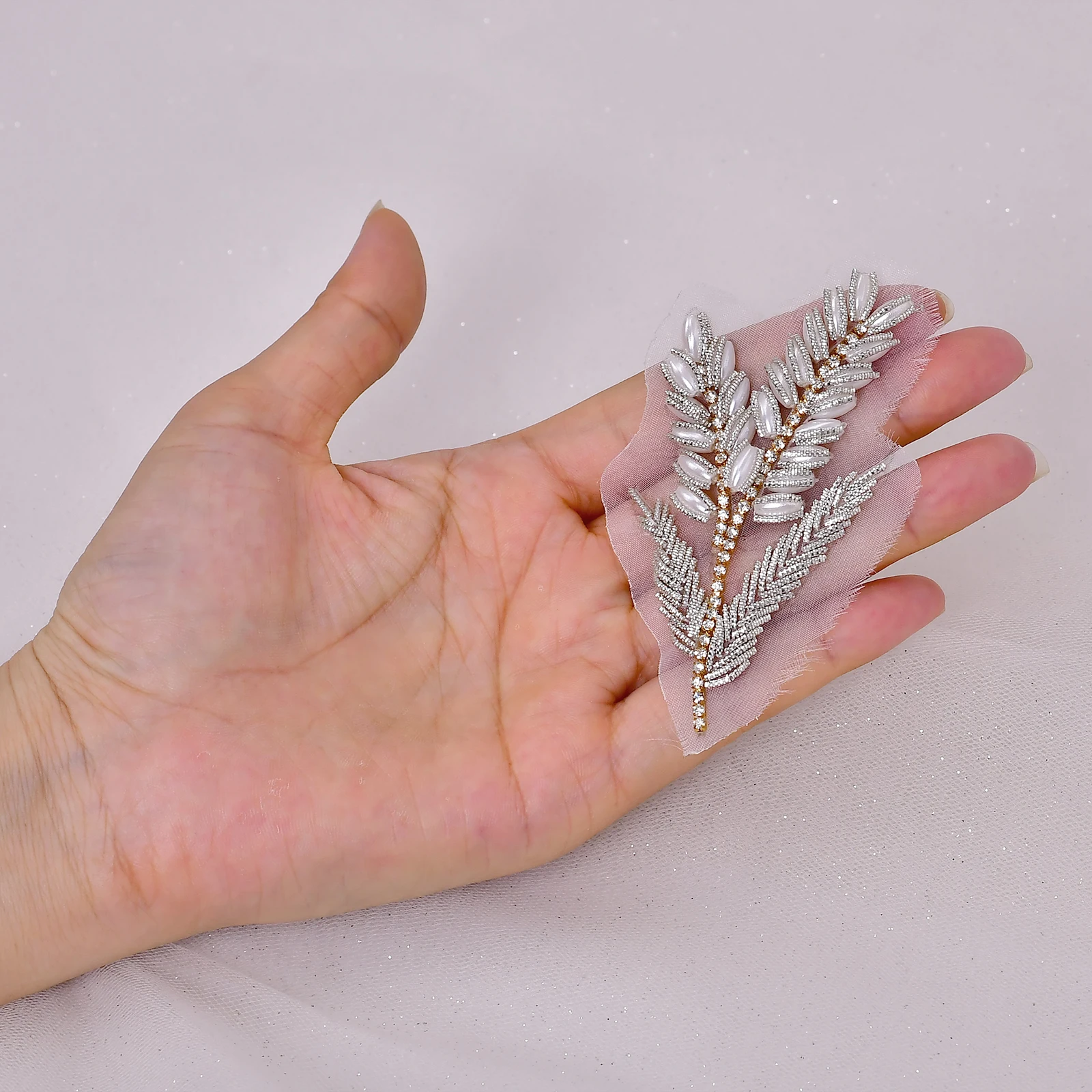 زين اللؤلؤ المقلد على شكل ورقة مثالي لفساتين الزفاف وفساتين السهرة المصنوعة يدويًا رقعة الخياطة SP258