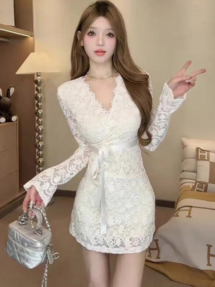 المرأة الوردي الدانتيل الجاكار كم طويل الخامس الرقبة مثير فستان قصير الخريف الشتاء أنيقة مهرجان فستان 2025 الكورية شيك القوس فستان الحفلة الراقصة