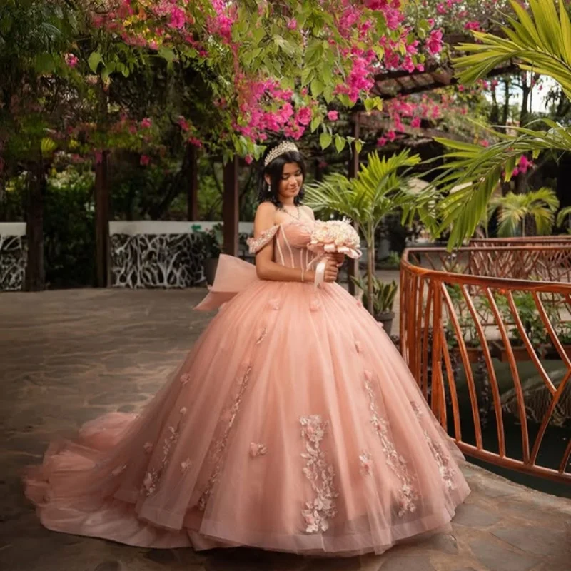 Abito Quinceanera arancione chiaro con spalle scoperte Decalcomania fiore 3D in cristallo di pizzo Coda lunga Fiocco abiti da 15 Quinceanera ﻿ Personalizza