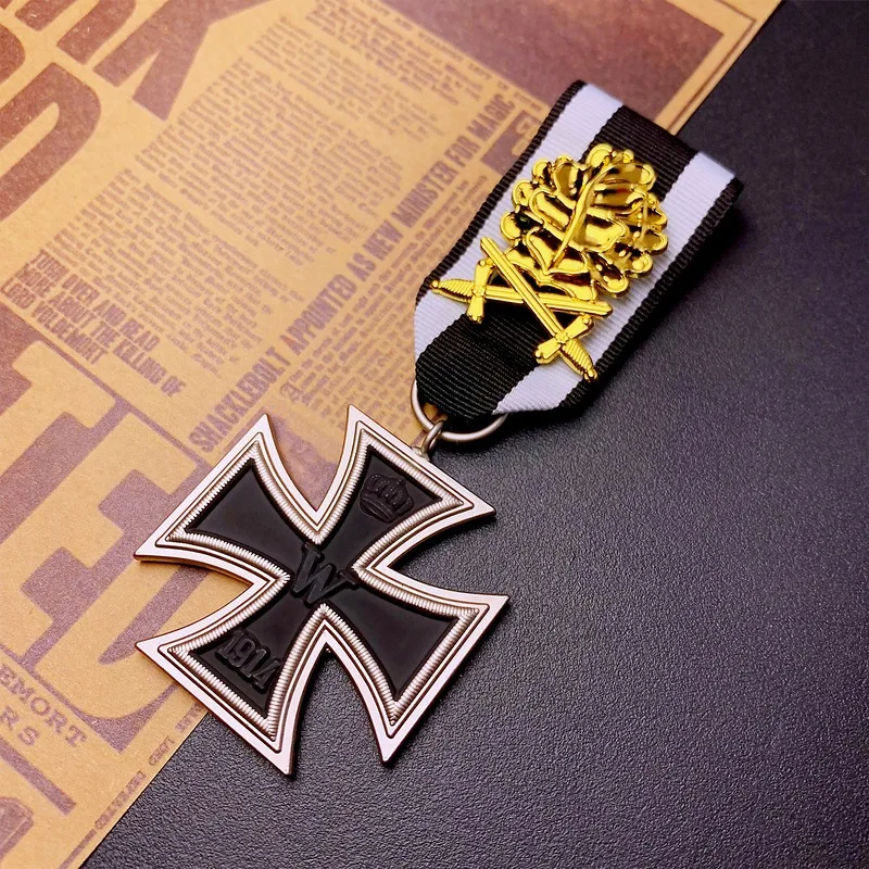 Gold Oak Leaf German Second Class 1914 Iron Cross Commemorative Medal Pendant Accessory Reproduction