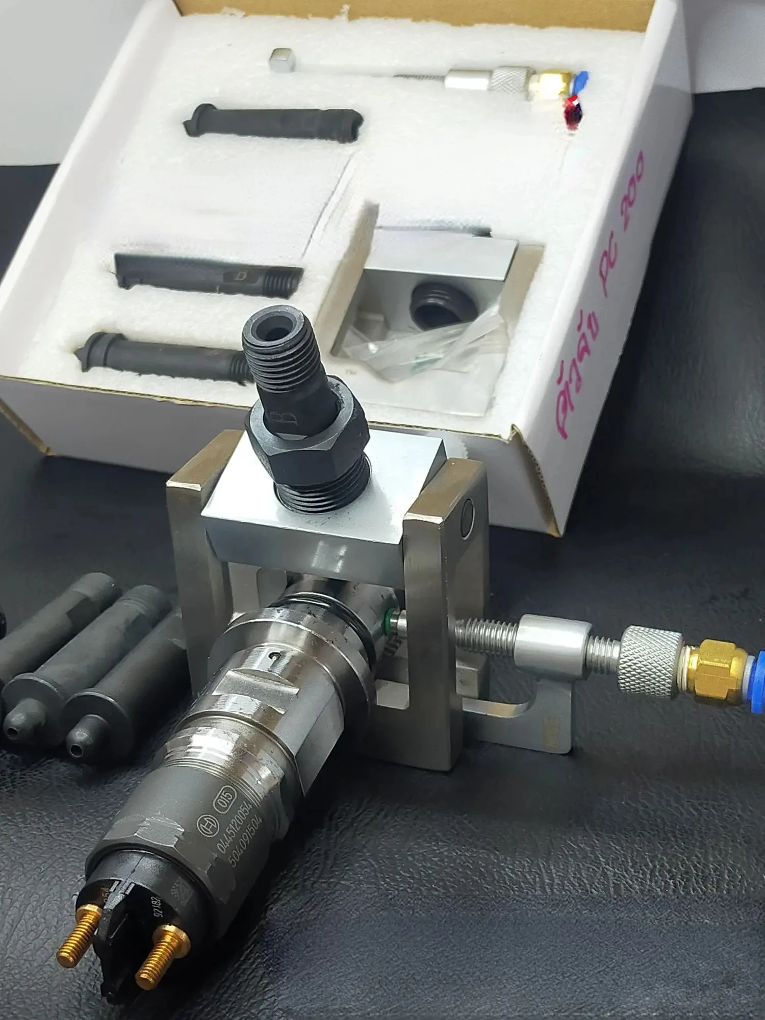 

Universal Clamp Adaptor Oil Return Fixture Repair Tool for BOSCH Common Rail Injectors