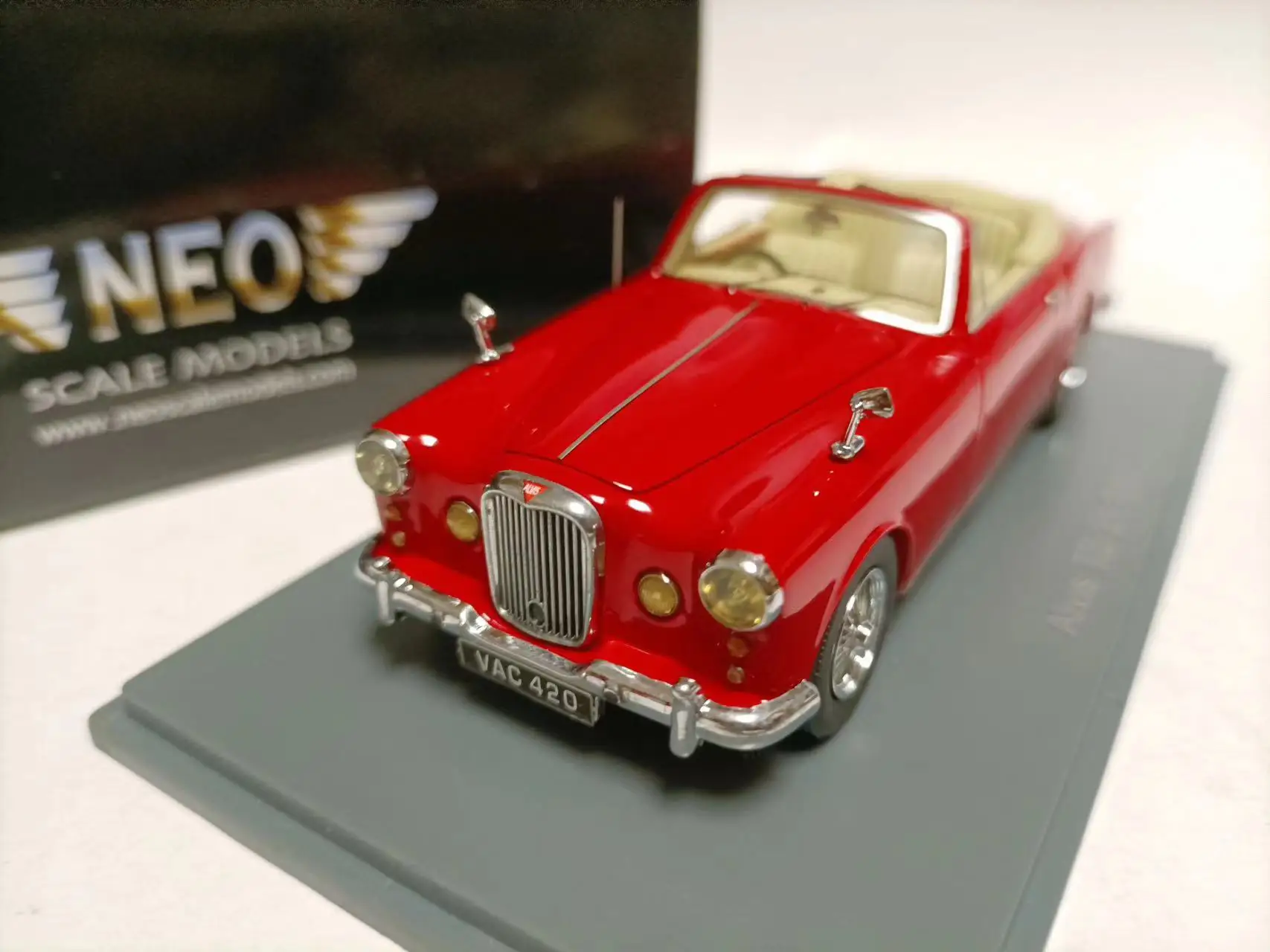 

NEO 1:43 Alvis TD21 DHC 1961 Red Vintage Car Simulation Limited Edition Resin Metal Static Car Model Toy Gift