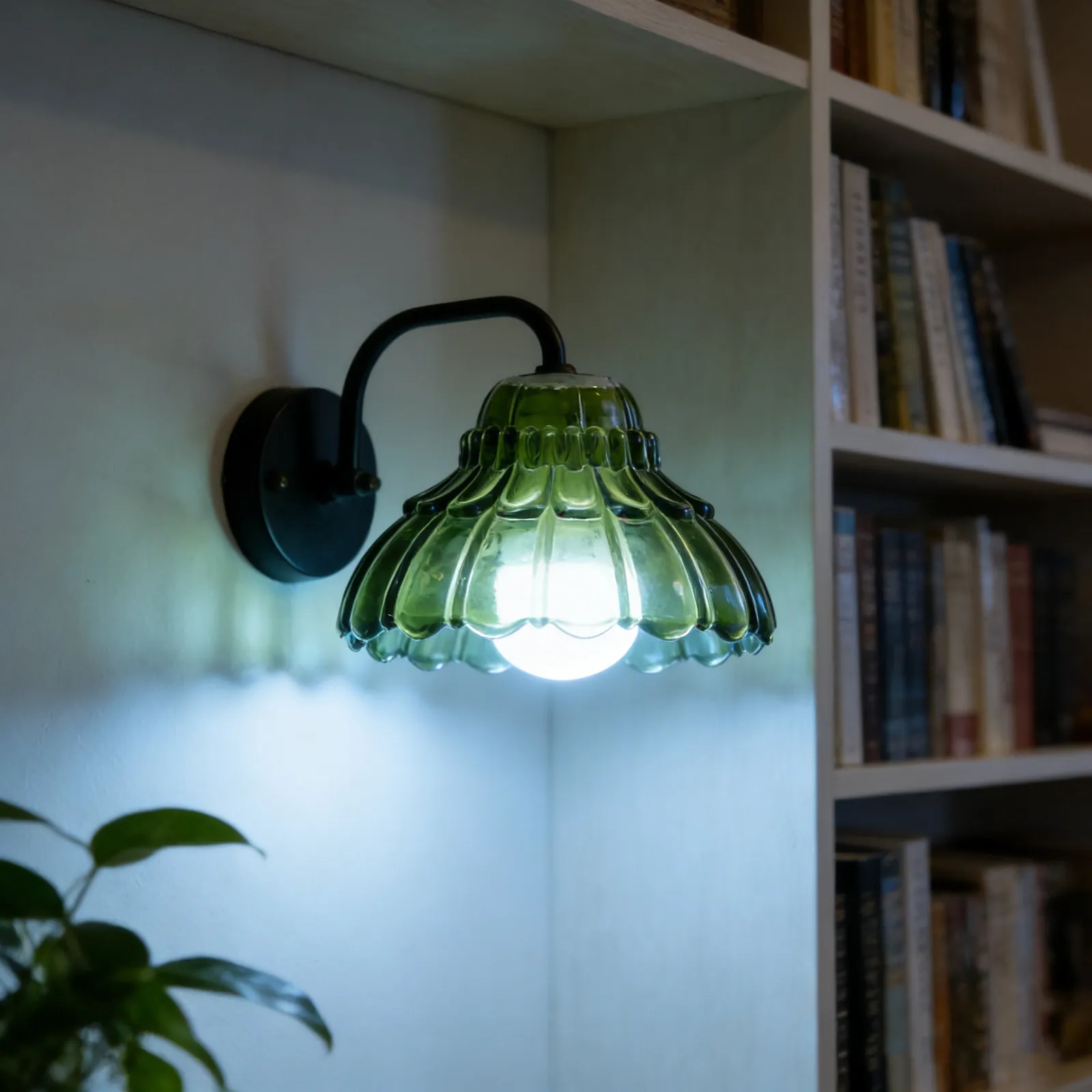 Flower Shaped Glass Lampshade for Pendant Light and Table Lamp - Vintage Floral Dome Shade with Soft Light Diffusion 4.2cm