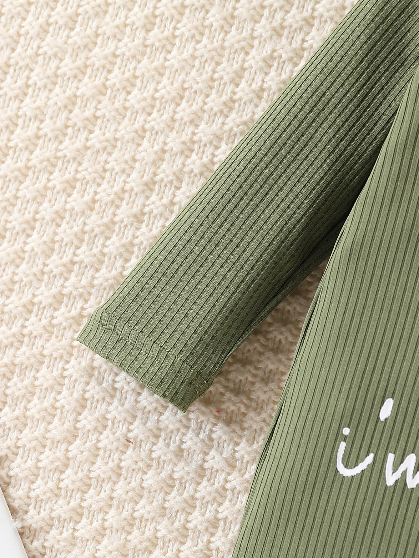 Modischer, süßer Overall mit Alphabet-Motiv, einfarbig, mit Rundhalsausschnitt und langen Ärmeln für Babys, Jungen, inklusive Mütze und Socken. – Detail 7