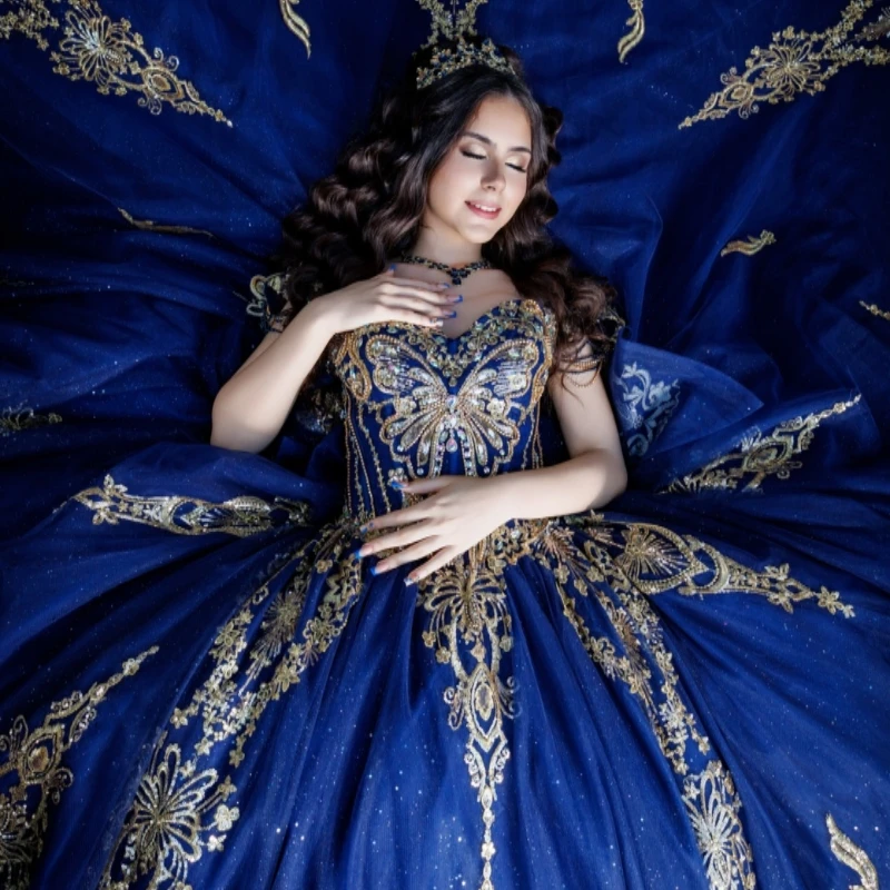 Marineblaues, glänzendes Quinceanera-Kleid, Ballkleid, schulterfrei, goldfarbene Applikation, Spitze, Perlenstickerei, Kristallschleife, Korsett, Party, Geburtstag, Swee