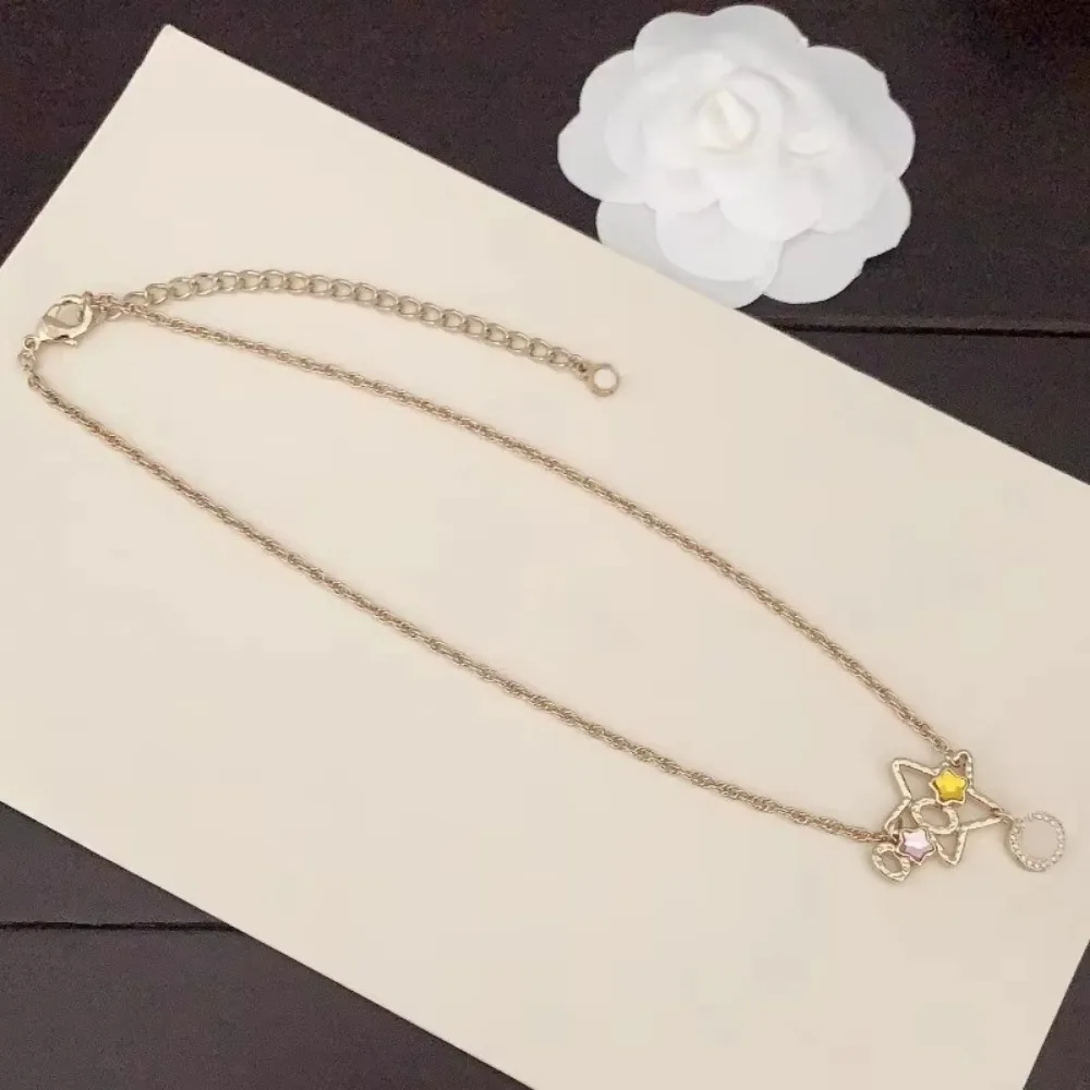 Tout nouveau collier pentagramme creux étoile de diamant de luxe léger élégant et charmant, à la mode et polyvalent