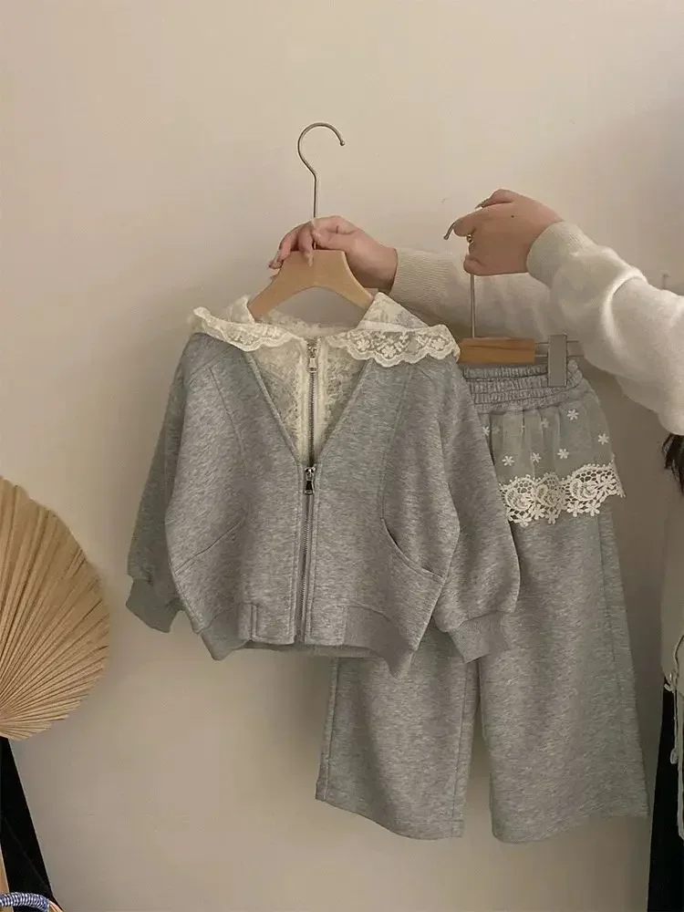 Koreanisches Mädchen-Set aus Spitzen-Cardigan mit Kapuze und Schürzenkleid – 2-teiliges Frühlingsoutfit für Babys und Kleinkinder, weiche, lässige Alltagskleidung – Detail 5