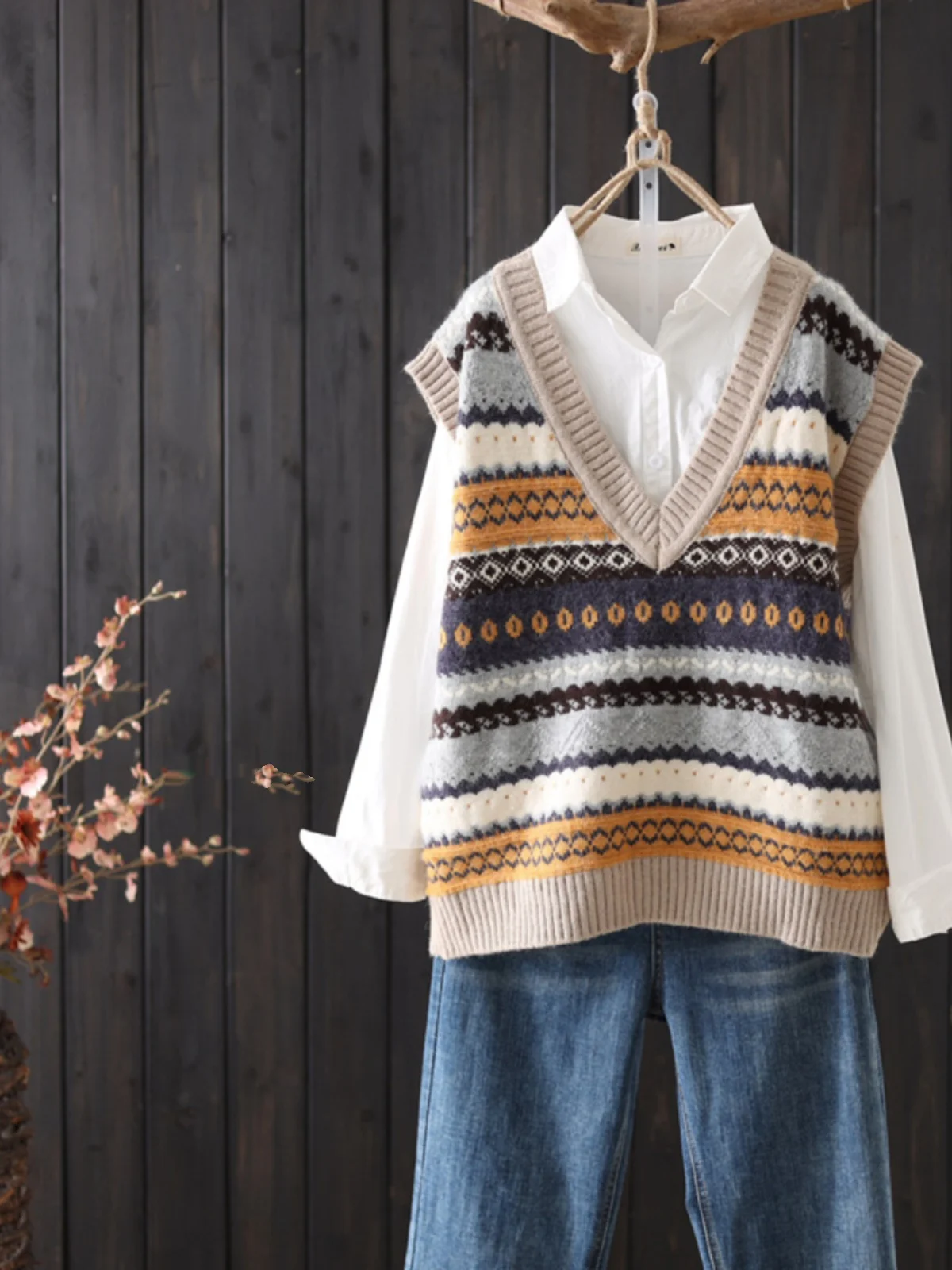 

Retro Embroidered V-Ne Knitted Vest Women's Svel Sweater Vest Autumn Faion Artistic Design No Button Closure