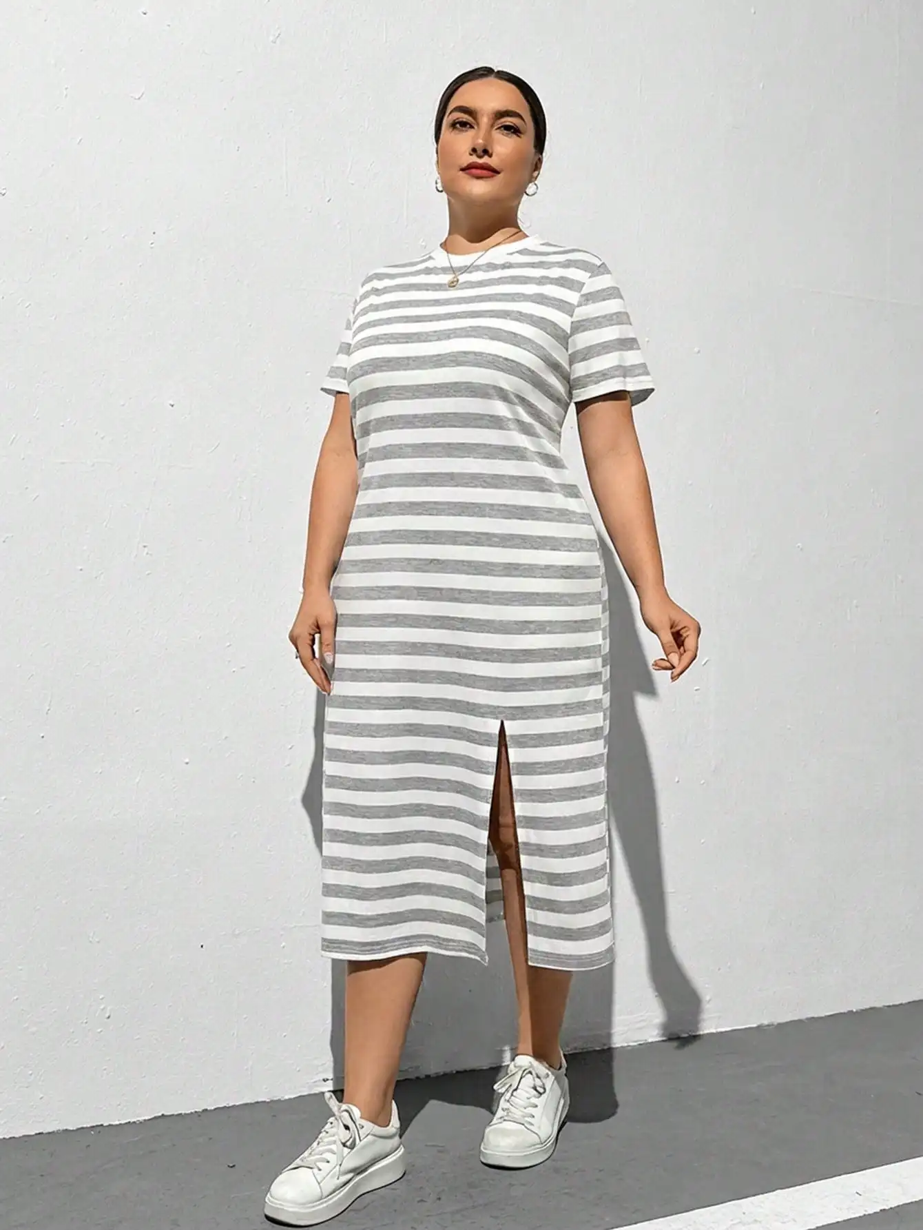 

Женское повседневное свободное платье-футболка больших размеров с коротким рукавом, в полоску, с разрезом по низу, летнее