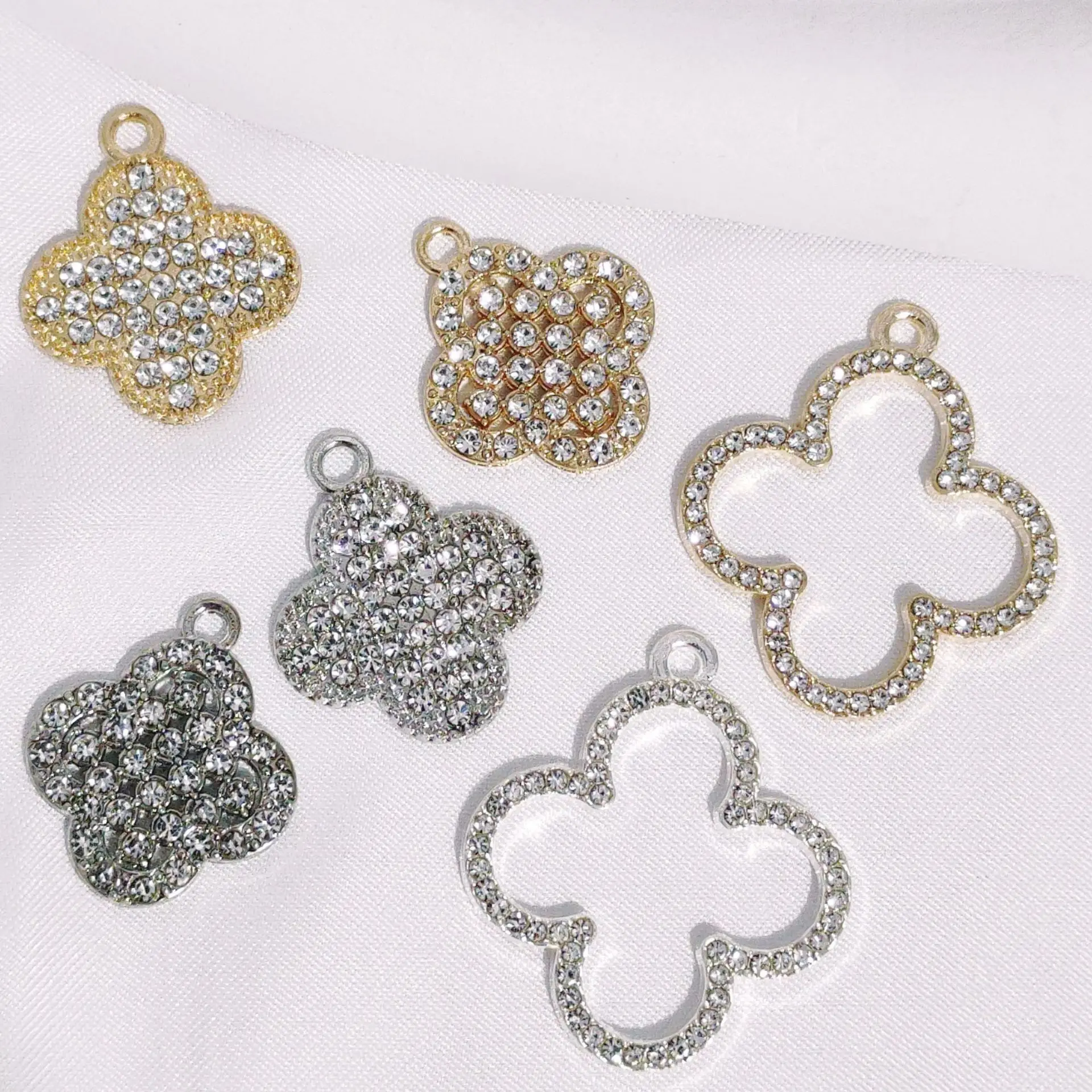 10PCS K-stil Hohl Vierblättriges Kleeblatt Schmuck DIY Zubehör Diamant-verkrustete Einzel-anhänger Legierung Halskette armband Anhänger