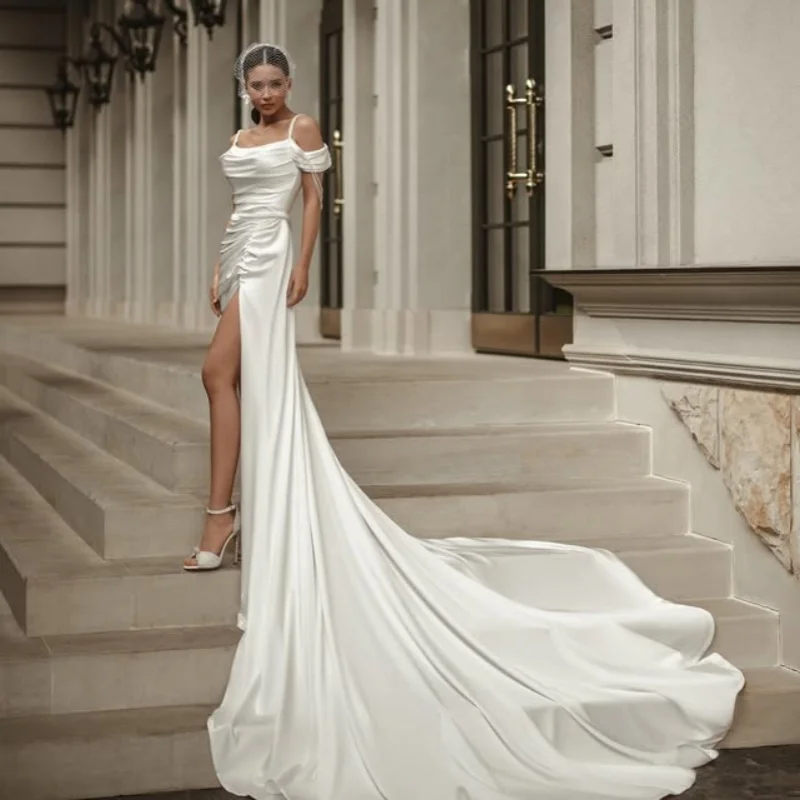 Abiti da sposa bianchi in raso decalcomania con spalle scoperte Abiti da sposa con perline di perle maniche lunghe multistrato Realizzato su misura