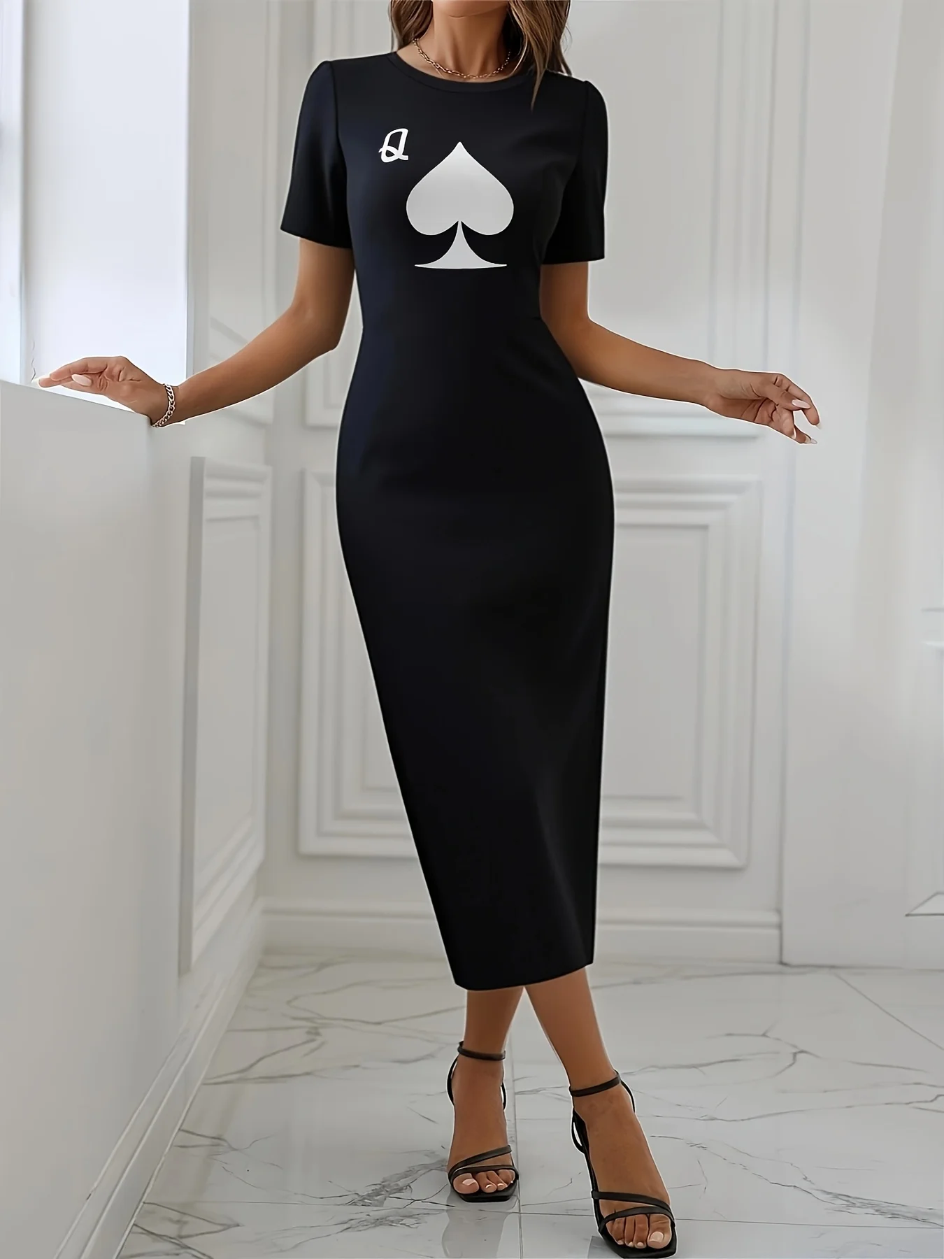 فستان صيفي أسود مثير للنساء مطبوع عليه خط الحب كاجوال بقصة ضيقة بدون أكمام ورقبة دائرية فستان قصير