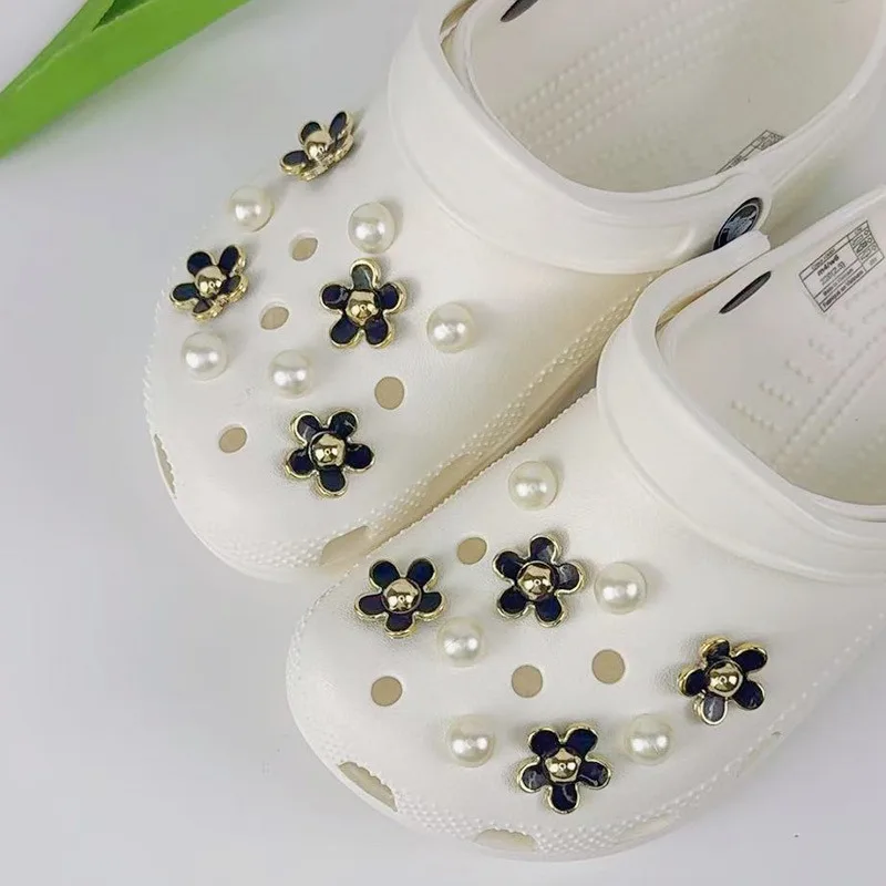 18 قطعة مجموعة سحر الأحذية الموضة اكسسوارات ثقب إبزيم حذاء أسود أبيض وردي زهرة اللؤلؤ لتقوم بها بنفسك ثلاثية الأبعاد الأحذية زينة لحقيبة Bogg