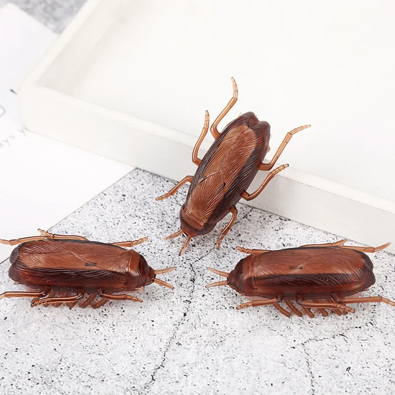 The New Strange Toy Simulates The Vibrating Crawling Cockroach To Trick And Frighten The Electric Cockroaches