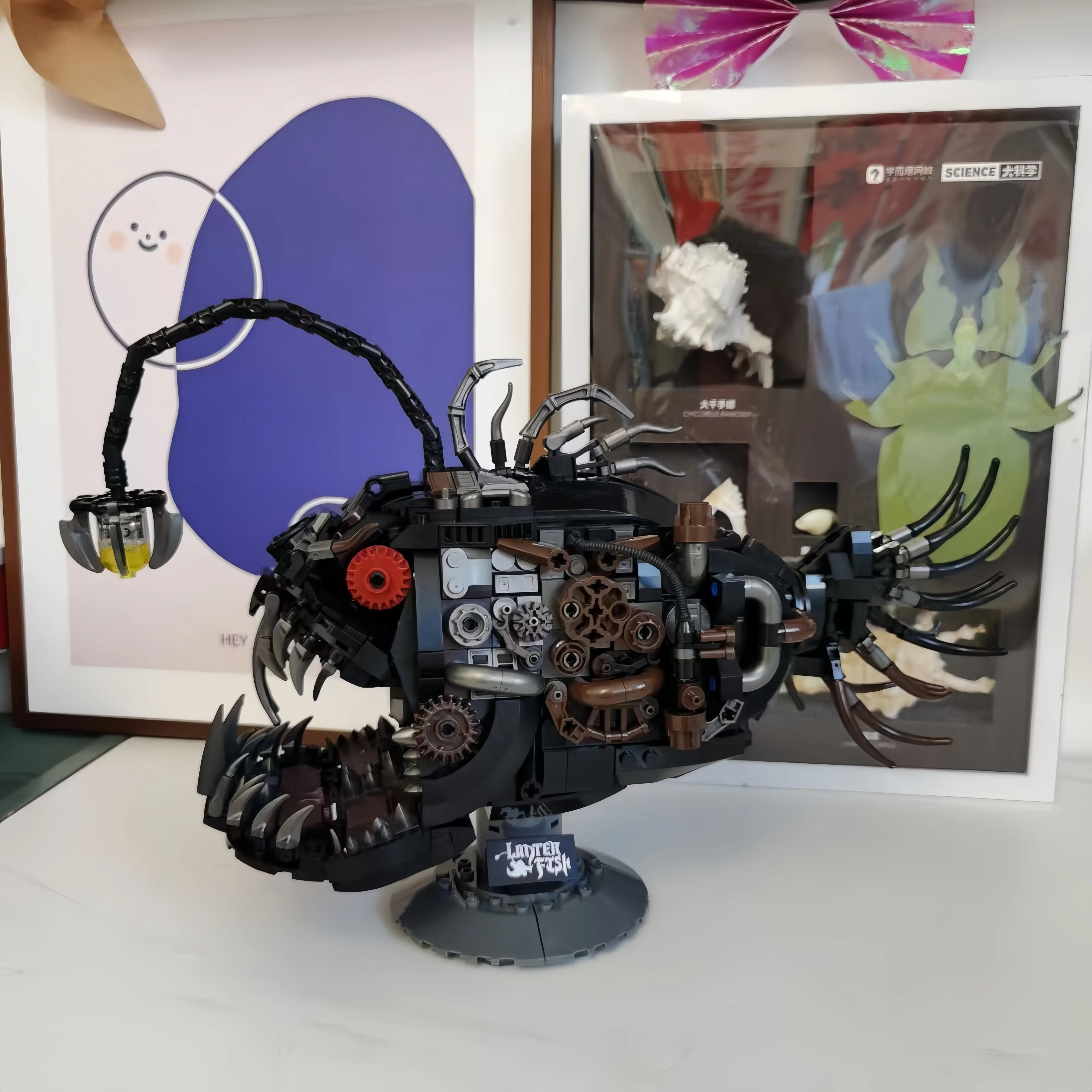 

Строительные блоки в виде глубоководной рыбки-фонарика, украшение для комнаты, украшение на Хэллоуин, украшение на День святого Валентина, забавный конструктор, детальная сборка, идеальный подарок на День святого Валентина/Хэллоуин/День рождения/Новый год