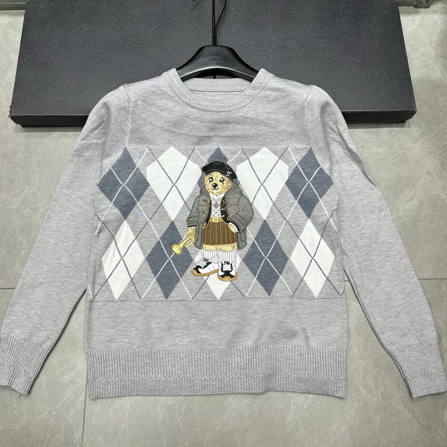 เสื้อสเวตเตอร์ไหมพรมผู้หญิงแฟชั่นแบรนด์ใหม่สำหรับฤดูใบไม้ร่วง แขนยาว คอกลม ลายปักการ์ตูน ทรงหลวม สวมใส่สบาย