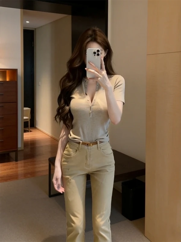 Elegante Camiseta de Punto de Manga Corta Color Camel para Mujer, Cuello Semiabierto, Corte Ajustado, Realza los Hombros, Top Delgado para Primavera