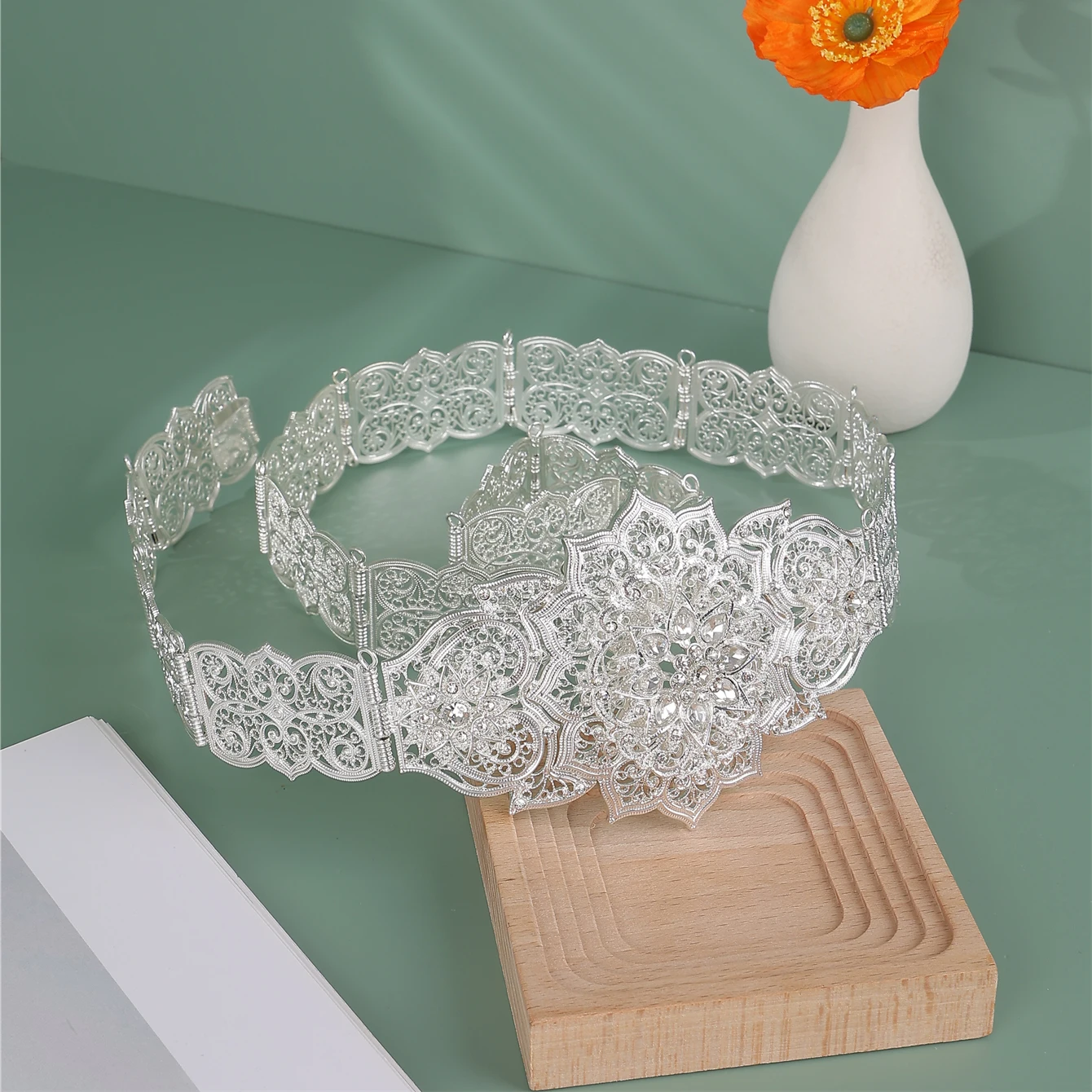 Silver Flower Shaped Alloy Belt Chain With Delicate Lace Design Elegant And Graceful Palace Retro Style Wedding Banquet Festi