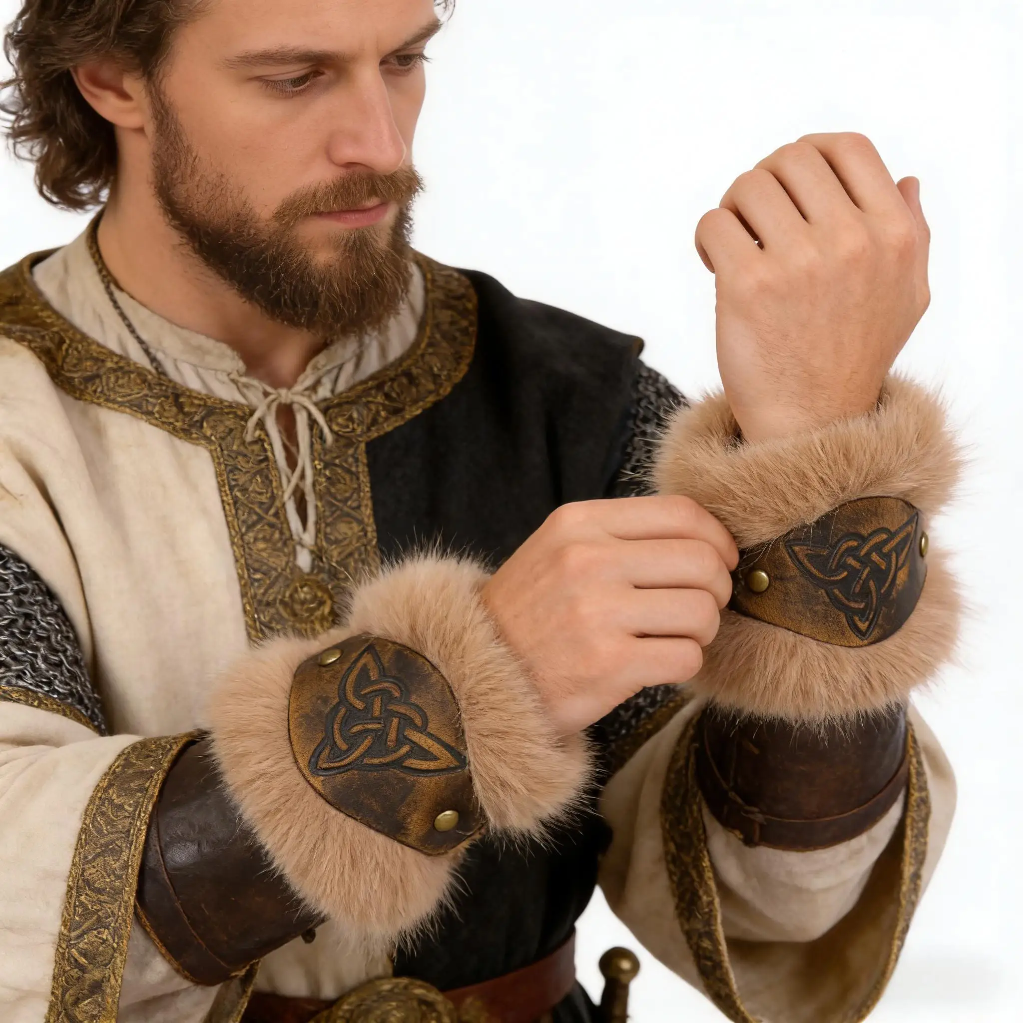 

2 шт. кожаных наручных накладок Viking из полиуретана: доспехи с принтом и отделкой из искусственного меха, подходят для LARP, ренессансных ярмарок и косплея.