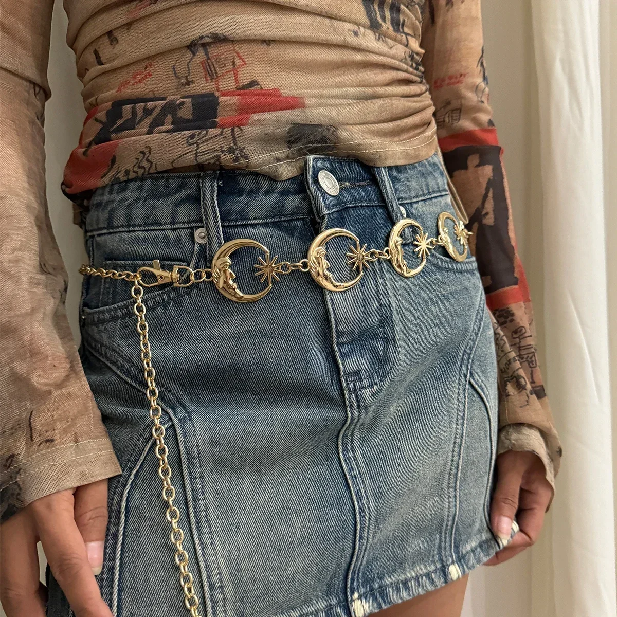 Women Vintage Metal Waist Chain Belt Punk Hip Hop Sun Moon Charm High Waist Body Chain Belt for Dress Outfit Jewelry Accessory