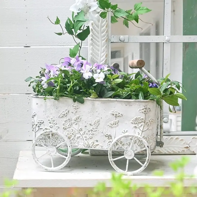 

Декоративный уличный садовый вазон-тележка с объемным рельефом в виде четырехколесного транспортного средства