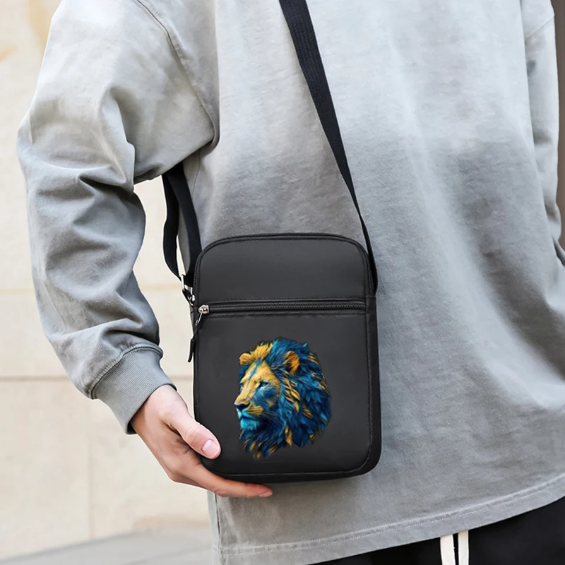 

The neutral-colored bags for men and women, with their printed designs, are very suitable for business trips.