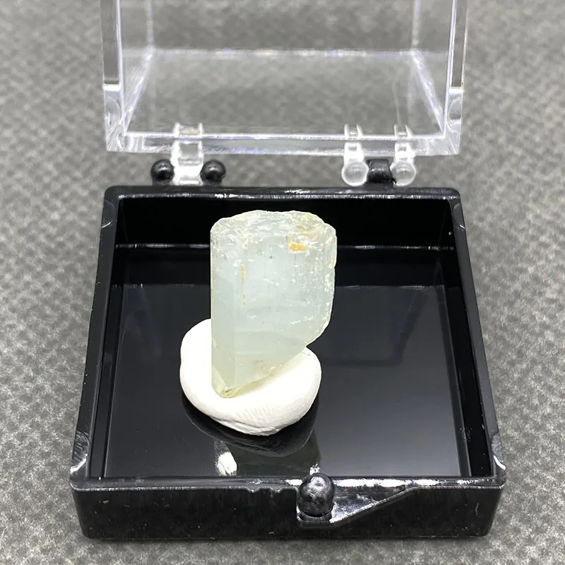 عينة معدنية كريستالية للشفاء الخام من الزبرجد الباكستاني الطبيعي 100% + حجم الصندوق: 35*35*35 مللي متر