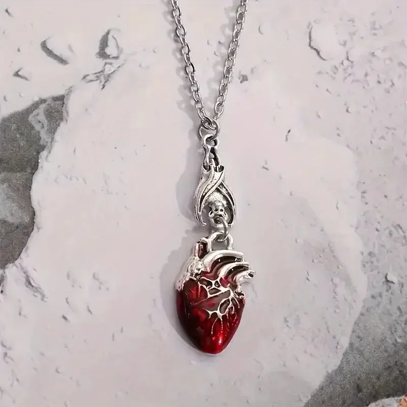 Collar con colgante de corazón sangriento de murciélago vampiro gótico, joyería de bruja pagana a la moda, corazón de anatomía, accesorios de regalo para Halloween