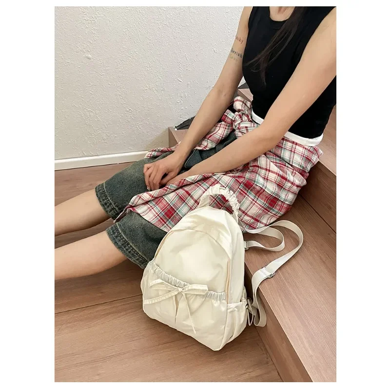 Mochila de nuevo estilo sólido informal fresco de alta calidad 2025 mochilas escolares lindas y versátiles simples de nailon de moda de gran capacidad para mujer